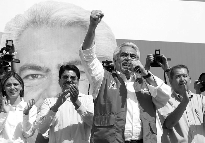 Ascensión Orihuela, candidato a gobernador del estado de Michoacán por el Partido Revolucionario Institucional, habla en un acto electoral, el domingo, en Morelia (México). Foto: Luis Enrique Granados, Efe