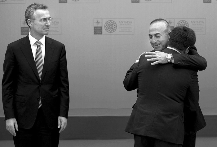 Jens Stoltenberg, secretario general de la OTAN (i), Pavlo Klimkin, ministro de Exteriores ucraniano, y su homólogo turco, Mevlut Cavusoglu, durante la reunión de la OTAN, ayer, en Antalya (Turquía). Foto: Sedat Suna, Efe
