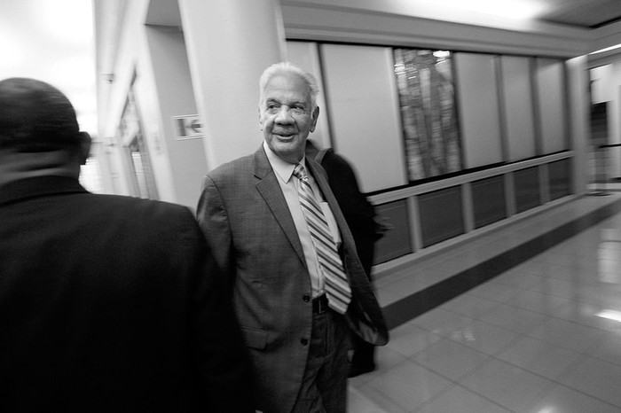 Rogelio Cruz, abogado defensor del ex presidente panameño Ricardo Martinelli, a su llegada a la sala de audiencias, el martes 2 de junio, en Ciudad de Panamá. Foto: Alejandro Bolívar, Efe