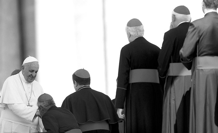 El papa Francisco saluda a un grupo de obispos tras celebrar la audiencia general de los miércoles, ayer, en el Vaticano. Foto: Claudio Peri, Efe
