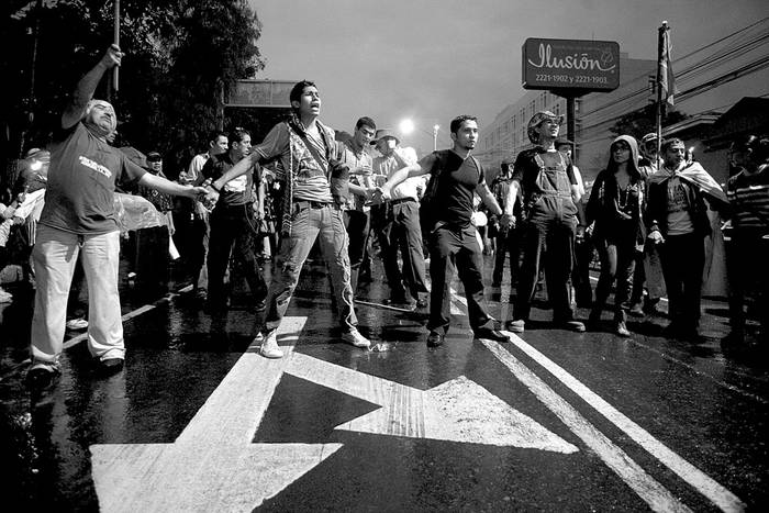 Un grupo de hondureños llamados “los indignados” protestan, el viernes, en Tegucigalpa, Honduras.  Foto: Gustavo Amador