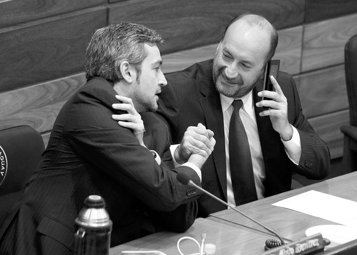 Mario Abdo Benítez, senador paraguayo (i), recibe la felicitación de su colega Cacho Salomón, ayer,
en la sede del Congreso, en Asunción (Paraguay). Foto: Andrés Cristaldo, Efe