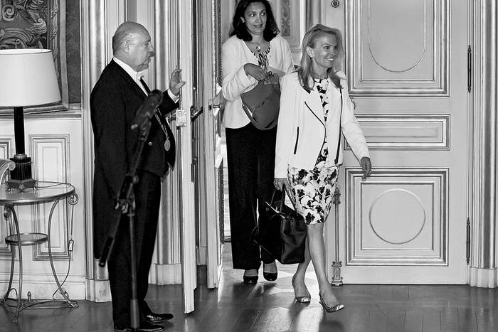 Jane Hartley, embajadora de Estados Unidos en Francia, sale del despacho del ministro de Exteriores francés, Laurent Fabius, ayer, en París, Francia. Foto: Ian Langsdon, Efe