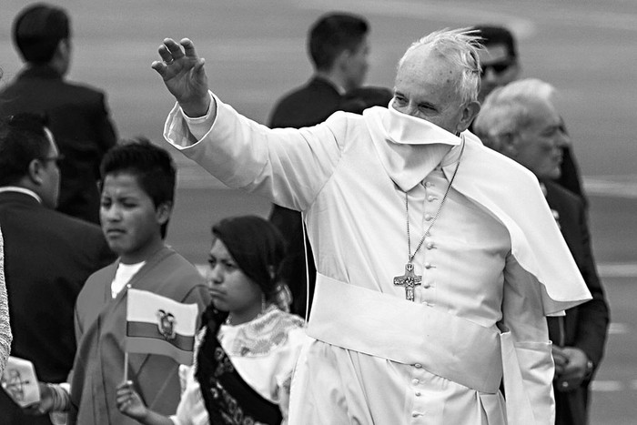 El papa Francisco se despide en el aeropuerto Mariscal Sucre, ayer, en Tababela (Ecuador). Foto: Robert Puglla, Efe