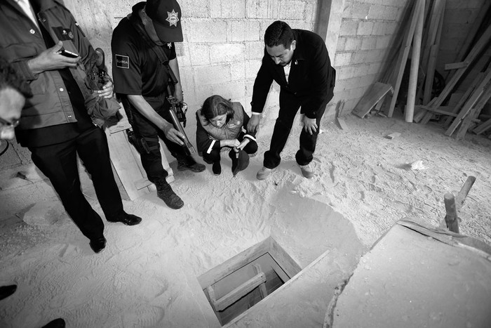 Personal de la Procuraduría General de la República en la salida del túnel por donde se fugó el narcotraficante Joaquín Chapo Guzmán, ayer, en Almoloya, México. Foto: Afp, Procuraduría General de la República, s/d de Autor
