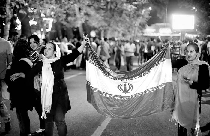 Iraníes festejan el acuerdo nuclear alcanzado entre Teherán y las potencias del Grupo 5+1,
ayer, en Teherán, Irán. Foto: Abedin Taherkenareh, Efe