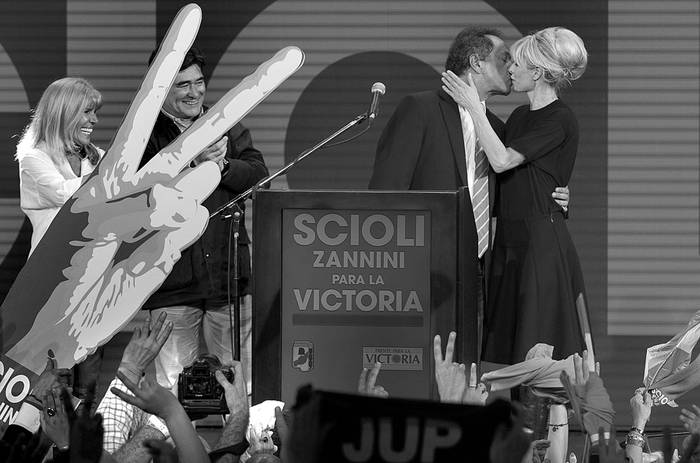 Daniel Scioli, candidato presidencial electo por el partido gobernante Frente para la Victoria, y su esposa, Karina Rabolini, anoche en Buenos Aires. Foto: Damián Dopacio, AFP