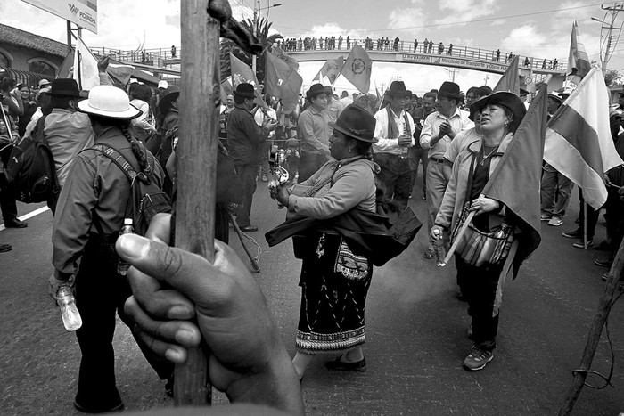 Indígenas practican un ritual, ayer, mientras marchan a la capital de Machachi, Ecuador. Foto: Juan Cevallos, AFP