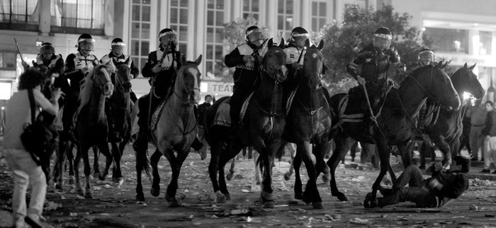 Represión policial, el lunes, en la plaza de la Independencia de la ciudad de San Miguel de Tucumán. • Foto: Diego Araoz, Efe