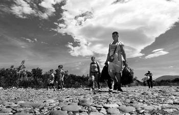 Familias colombianas cruzan desde Venezuela hacia Colombia a través del río Táchira, ayer, en Cúcuta. Foto: Schneyder Mendoza, EFE Familias colombianas cruzan desde Venezuela hacia Colombia a través del río Táchira, ayer, en Cúcuta. Foto: Schneyder Mendoza, EFE