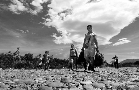 Familias colombianas cruzan desde Venezuela hacia Colombia a través del río Táchira, ayer, en Cúcuta. Foto: Schneyder Mendoza, EFE Familias colombianas cruzan desde Venezuela hacia Colombia a través del río Táchira, ayer, en Cúcuta. Foto: Schneyder Mendoza, EFE