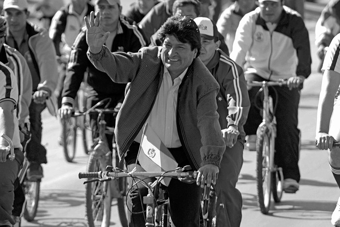 El presidente de Bolivia, Evo Morales, el domingo, en una caravana de ciclistas en Cochabamba (Bolivia).Foto: Efe, s/d de Autor