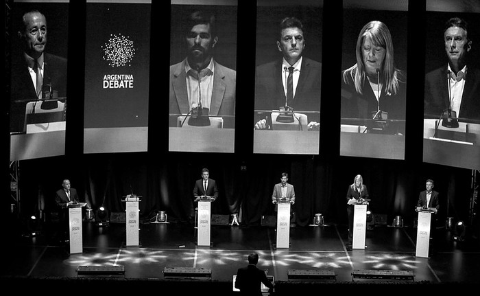 Los candidatos a la presidencia argentina (excepto Daniel Scioli) participan en un debate, el domingo, en la Universidad de Buenos Aires. Foto: David Fernández, Efe