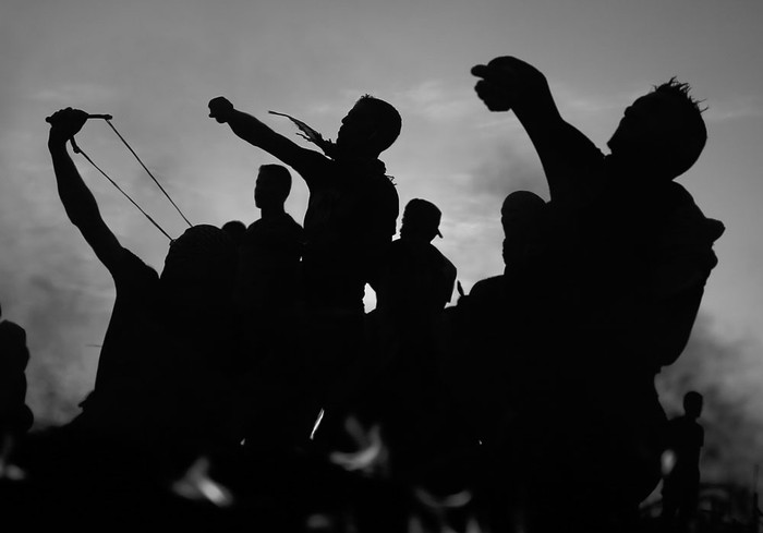 Manifestantes palestinos durante los enfrentamientos con soldados israelíes, ayer, en la Franja de Gaza. • Foto: Mohammed Abed, Afp