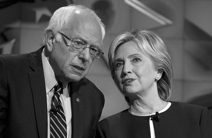 Bernie Sanders y Hillary Clinton, candidatos demócratas presidenciales, el martes en un debate en Las Vegas, Nevada (Estados Unidos). Foto: Mike Nelson, Efe