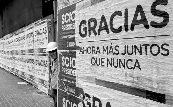 Cartelería de la coalición Cambiemos, de Mauricio Macri, aparecida ayer en Buenos Aires. Foto: Juan Mabromata, Afp