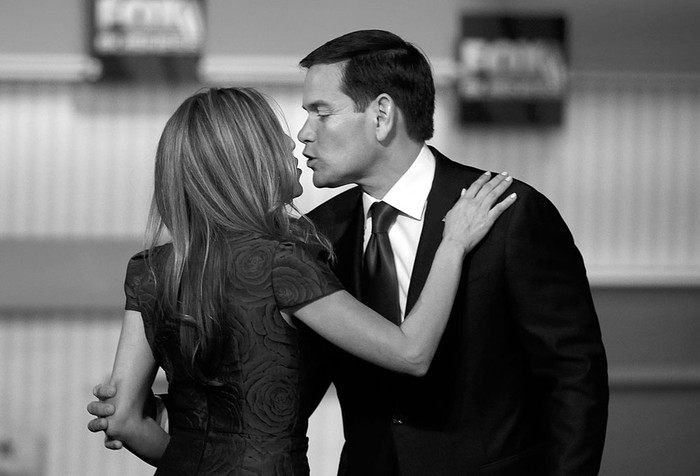 El senador republicano Marco Rubio y su esposa Jeanette, después del debate presidencial republicano, ayer, en Milwaukee, Estados Unidos. Foto: Scott Olson, Afp