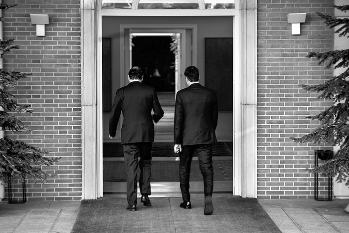 Mariano Rajoy, primer ministro de España, y Pedro Sánchez, líder del Partido Socialista Obrero Español,
ingresan en el palacio de La Moncloa ayer, en Madrid, España. Foto: Pedro Armestre, Afp