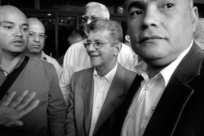 Henry Ramos Allup, nuevo presidente de la Asamblea Nacional de Venezuela, ayer frente al edificio de la Asamblea Nacional. Foto: Juan Barreto, Afp