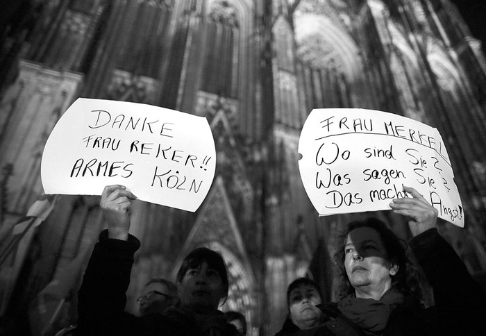 Manifestación contra la violencia de género, ayer frente a la catedral de Colonia, Alemania. Foto: Oliver Berg, Efe