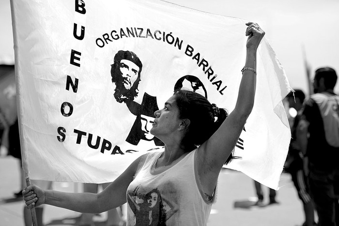 Miembros de la asociación de vecinos Túpac Amaru y otras organizaciones de izquierda bloquean el puente Pueyrredón para exigir la
liberación de la presidenta de su asociación, Milagro Sala, ayer, en Buenos Aires. Foto: Eitan Abramovich, Afp