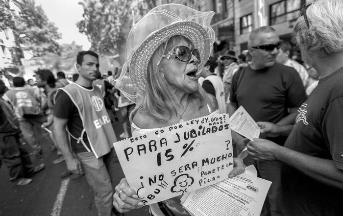 Manifestación en el marco de la huelga convocada por los sindicatos de funcionarios de Argentina,
ayer, en el centro de Buenos Aires. Foto: David Fernández, Efe