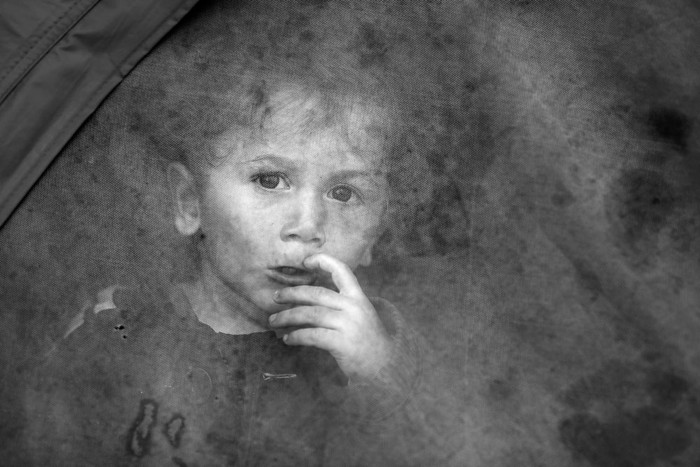 Niño en una carpa en un campo de refugiados en la localidad de Idomeni, Grecia. Foto: Valdrin Xhemaj, Efe