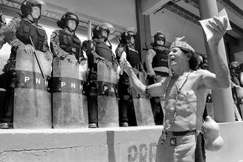 Un indígena participa en una protesta para reclamar justicia, ayer, en Tegucigalpa, Honduras. Foto: Orlando Sierra, Afp Un indígena participa en una protesta para reclamar justicia, ayer, en Tegucigalpa, Honduras. Foto: Orlando Sierra, Afp