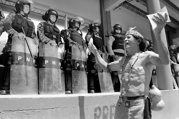 Un indígena participa en una protesta para reclamar justicia, ayer, en Tegucigalpa, Honduras. Foto: Orlando Sierra, Afp