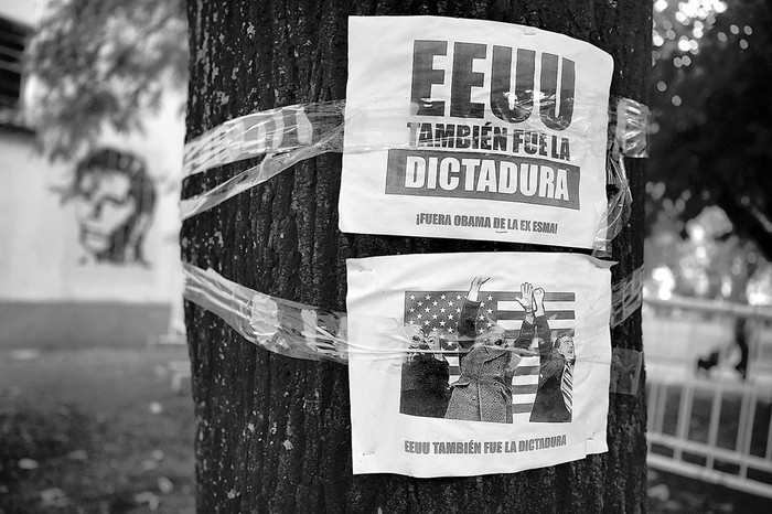 Carteles por la llegada de Barack Obama, colocados en árboles de la Escuela Superior de Mecánica de la Armada (ESMA), el sábado, en Buenos Aires. Foto: Eitan Abramovich, Afp