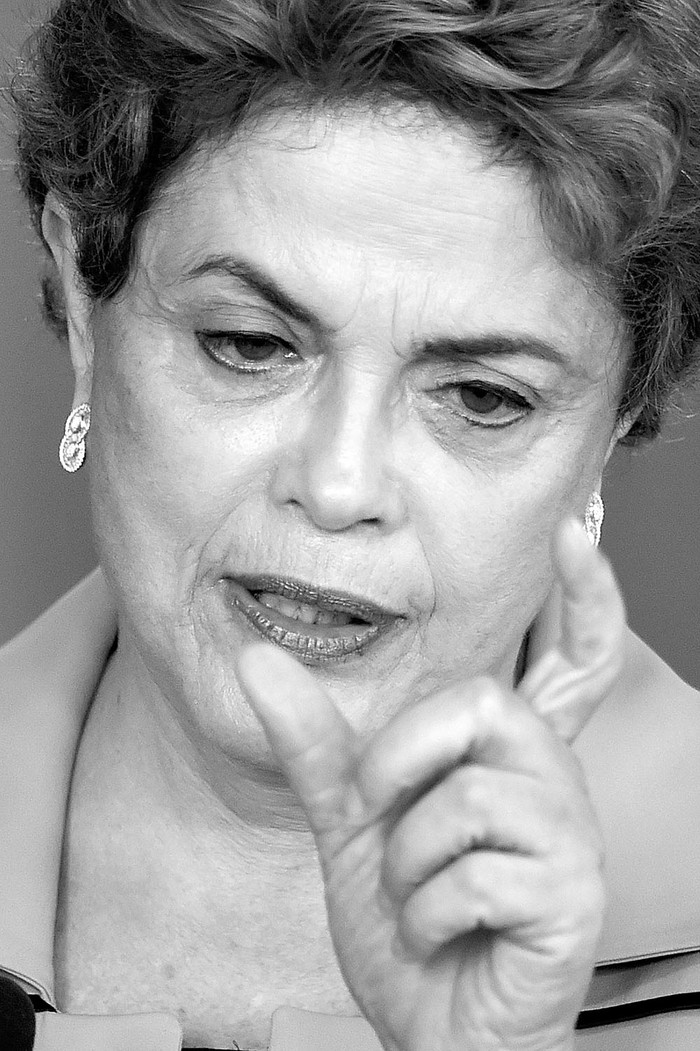 Dilma Rousseff durante un encuentro con artistas y otras personalidadess en defensa de la
democracia, ayer, en el Palacio de Planalto, en Brasilia. Foto: Evaristo Sa, Afp