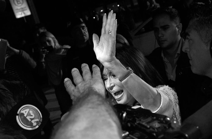Cristina Fernández a su llegada al aeropuerto Jorge Newbery, el lunes, en Buenos Aires. Foto: Juan Mabromata