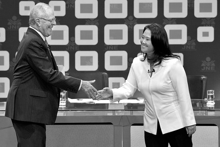 Pedro Pablo Kuczynski, de Peruanos por el Kambio, y Keiko Fujimori, de Fuerza Popular,
durante un debate televisado, el domingo, en Lima, Perú. Foto: Cris Bouroncle, Afp Pedro Pablo Kuczynski, de Peruanos por el Kambio, y Keiko Fujimori, de Fuerza Popular,
durante un debate televisado, el domingo, en Lima, Perú. Foto: Cris Bouroncle, Afp
