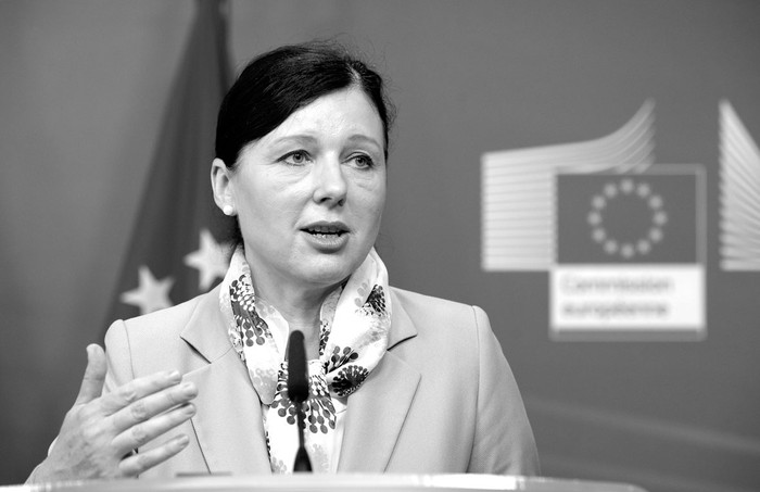 Vera Jourová, comisionada de la Unión Europea para la Justicia, los Consumidores y la Igualdad,
durante una rueda de prensa en Bruselas, el 12 de julio. Foto: Thierry Charlier, Afp