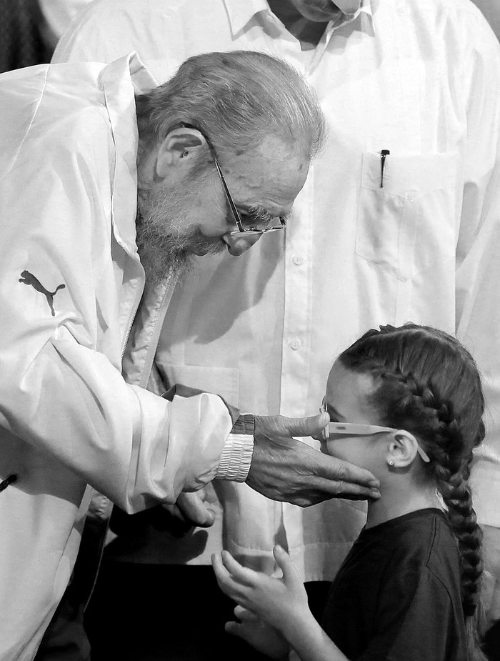 Fidel Castro durante la celebración de sus 90 años, el sábado, en el teatro Karl
Marx de La Habana. Foto: Afp, Marcelo García, Prensa Miraflores