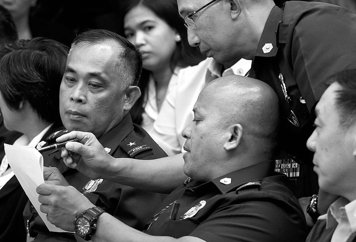 Ronald dela Rosa (centro), director general de la Policía de Filipinas, durante una audiencia por una serie
de ejecuciones extrajudiciales, ayer, en el Senado en Manila. Foto: Ted Aljibe, Afp
