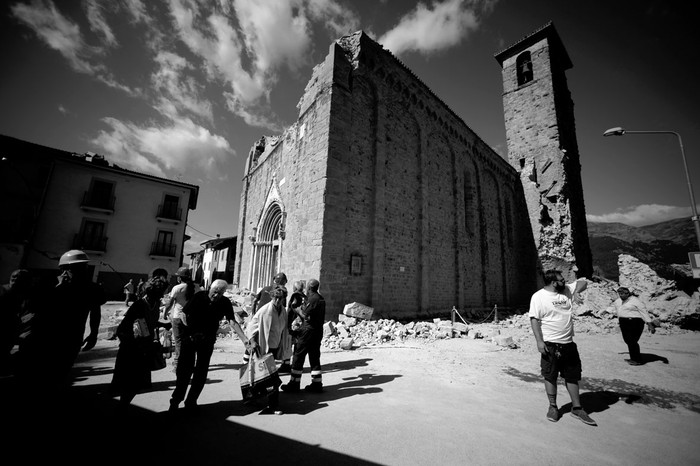 Búsqueda de sobrevivientes en Amatrice, Italia, luego del terremoto. Foto: Filippo Monteforte, Afp