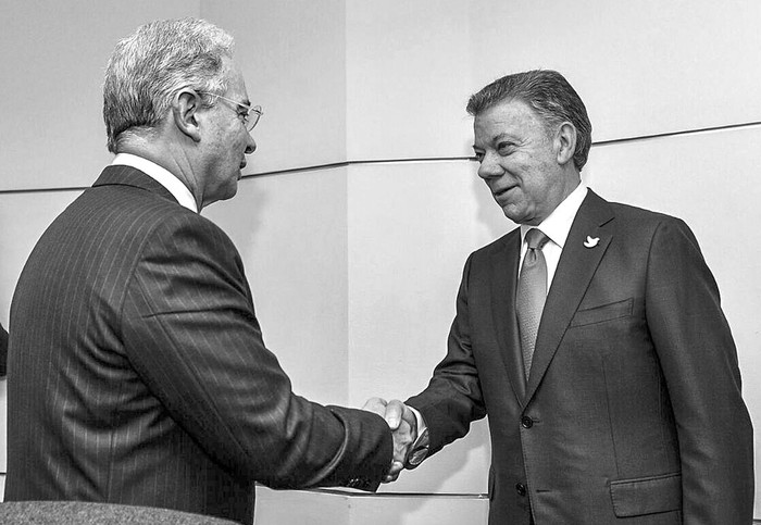 Álvaro Uribe, ex presidente de Colombia, y Juan Manuel Santos, presidente colombiano, ayer, en Casa de Nariño, en Bogotá. Foto: César Carrión, presidencia de Colombia, AFP