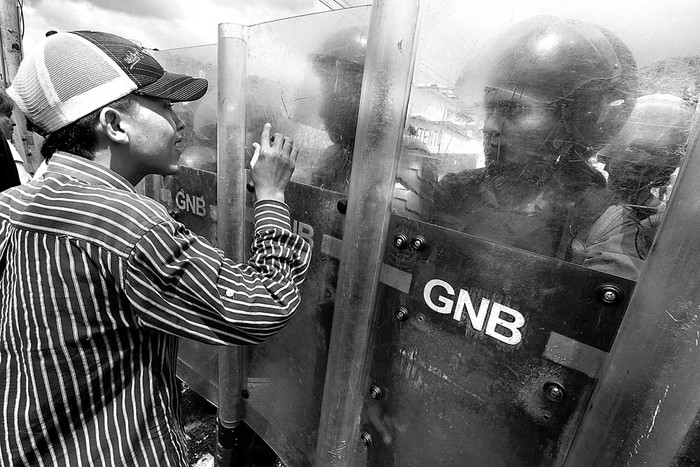 Opositores chocan con miembros de la Guardia Nacional durante una protesta, ayer, en San Cristóbal, estado de Táchira, Venezuela. Foto: Jorge Castellanos, AFP