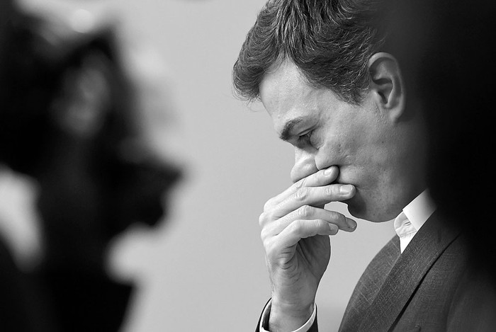 Pedro Sánchez ex líder del Partido Socialista Español, durante una conferencia de prensa para anunciar su renuncia como a la banca de diputado, el 29 de octubre. Foto: Javier Soriano, AFP