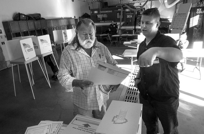 Mesa de votación, ayer, en California. Foto: Bill Wechter, AFP