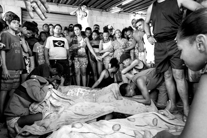 Familiares con víctimas de una operación policial, ayer, en Ciudad de Dios, en Río de Janeiro. Foto: Yasuyoshi Chiba, AFP
