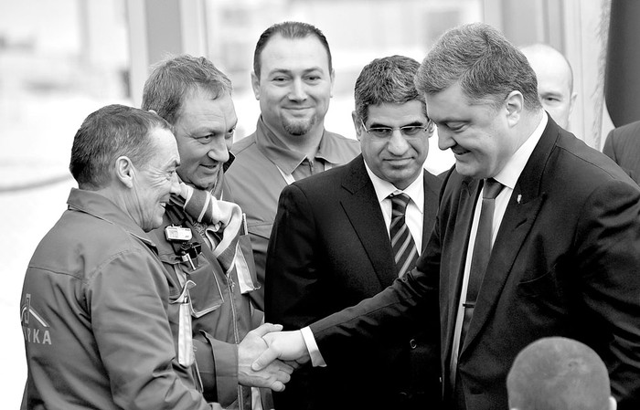 Petro Poroshenko (d) presidente ucraniano, durante la inauguración de obras en Chernobyl. Foto: Sergei Supinsky, AFP