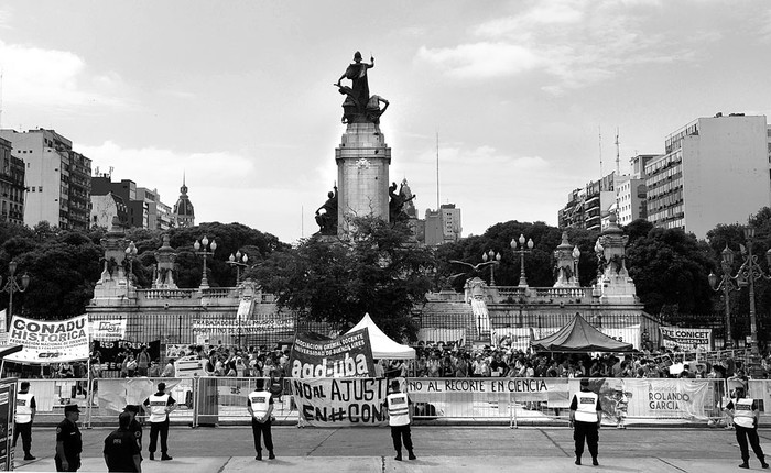 Estudiantes universitarios y maestros protestan contra los recortes presupuestarios frente al Congreso argentino, el 1º de marzo. Foto: Juan Mabromata, AFP