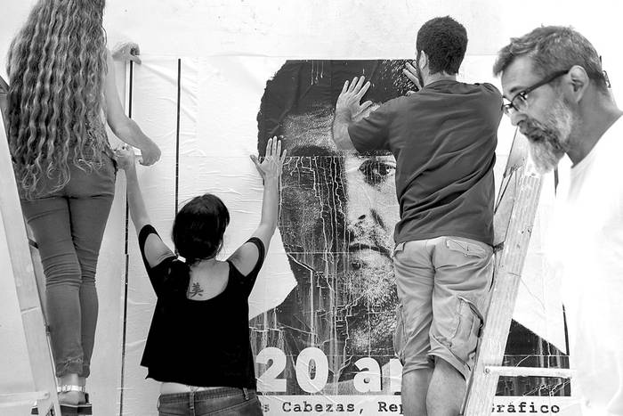 Reporteros gráficos preparan la conmemoración del 20º aniversario del asesinato del fotógrafo José Luis Cabezas, ayer, en la ex Escuela de Mecánica de la Armada, en Buenos Aires. Foto: Eitan Abramovich, AFP
