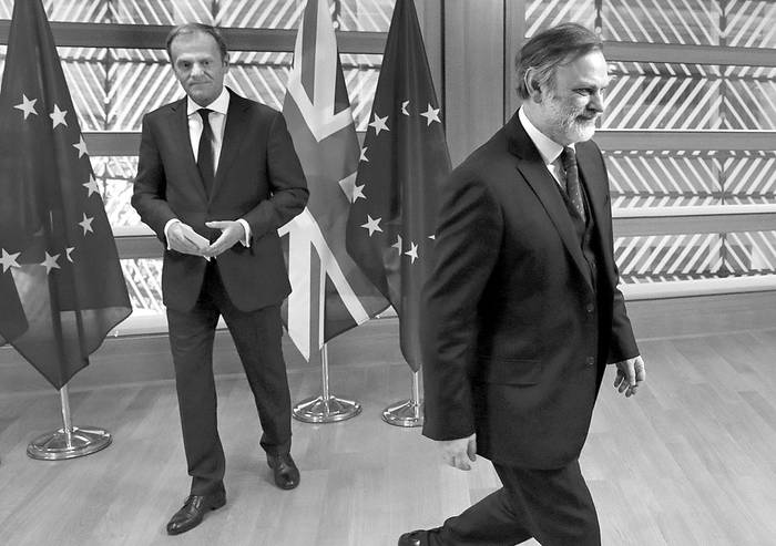 Tim Barrow, embajador de Gran Bretaña en la Unión Europea (d), se retira después de entregar a Donald Tusk, presidente del Consejo Europeo, la notificación oficial de la intención de Reino Unido de abandonar la UE, ayer, en Bruselas. Foto: Yves Herman, AFP