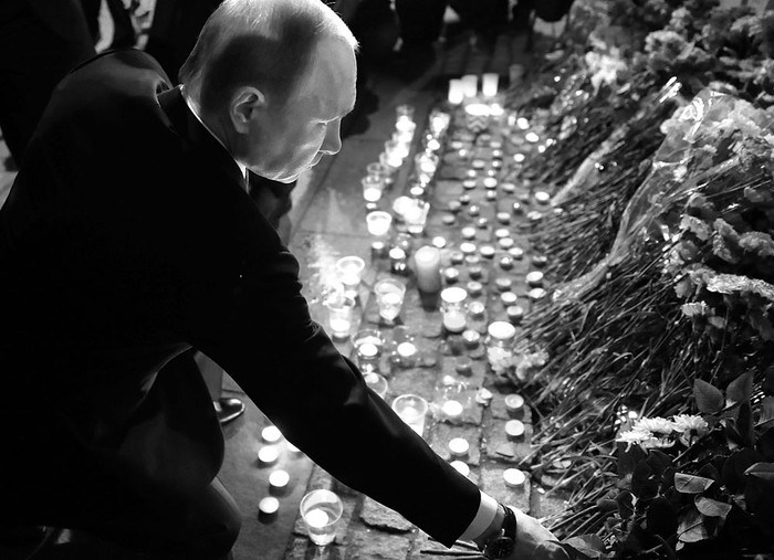 Vladimir Putin hace una ofrenda en memoria de las víctimas de la explosión en el metro, ayer, en San Petersburgo. Foto: Mikhail Klimentyev, AFP