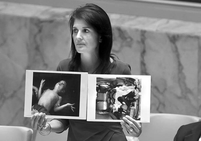 Nikki Haley, embajadora de Estados Unidos en la Organización de Naciones Unidas, muestra fotos de víctimas de la guerra en Siria, ayer, durante una sesión de emergencia de la ONU. Foto: Timothy A Clary, AFP
