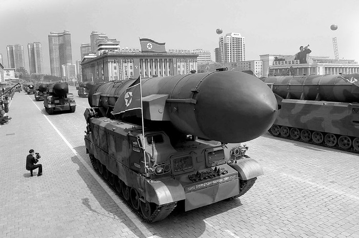 Misiles exhibidos en la plaza Kim Il-Sung, durante un desfile militar, ayer, en Pyongyang, Corea del Norte. Foto: AFP, s/d de autor