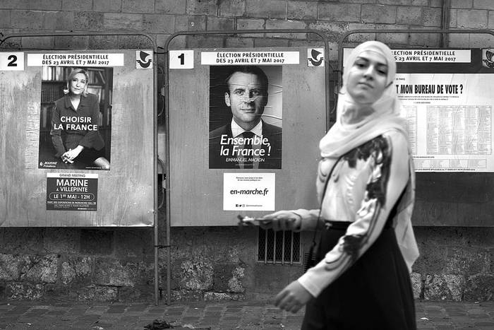 Propaganda electoral de los candidatos franceses Marine Le Pen y Emmanuel Macron, ayer, en París. Foto: Joel Saget, AFP